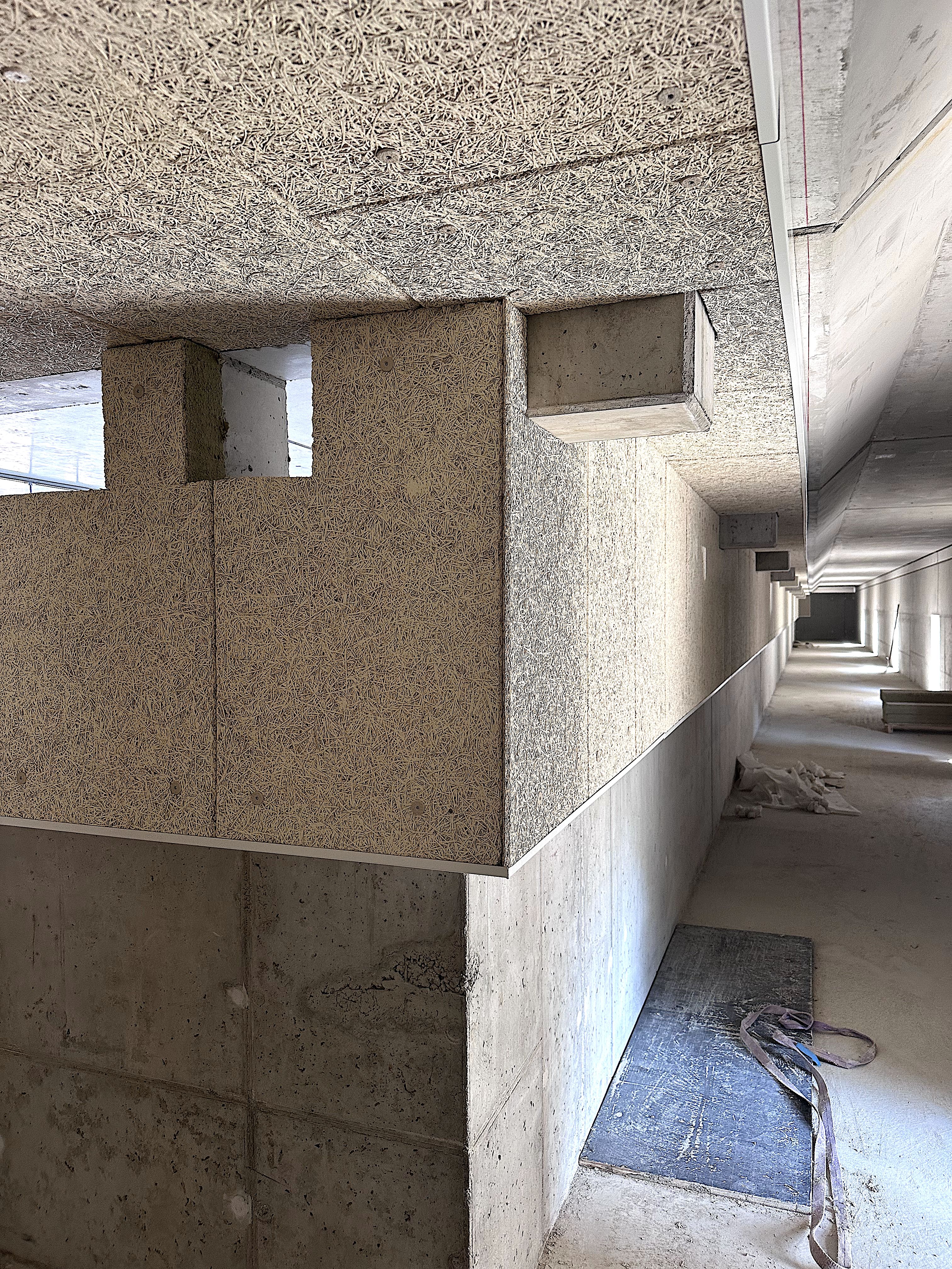 Tiefgarage im Rohbau: Decke und Wandstreifen sind mit Holzwolle-Dämmplatten (Tektalan) beplankt.
